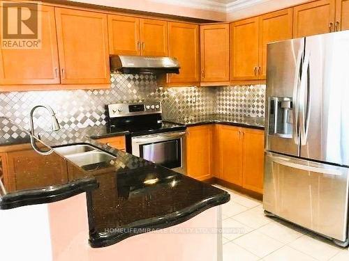 874 Knotty Pine Grove, Mississauga, ON - Indoor Photo Showing Kitchen With Double Sink With Upgraded Kitchen