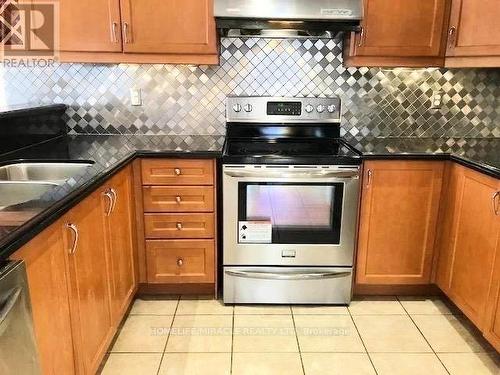 874 Knotty Pine Grove, Mississauga, ON - Indoor Photo Showing Kitchen