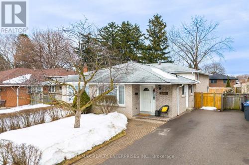 Located on a quiet crescent in Clarkson - 2000 Silverberry Crescent, Mississauga, ON - Outdoor