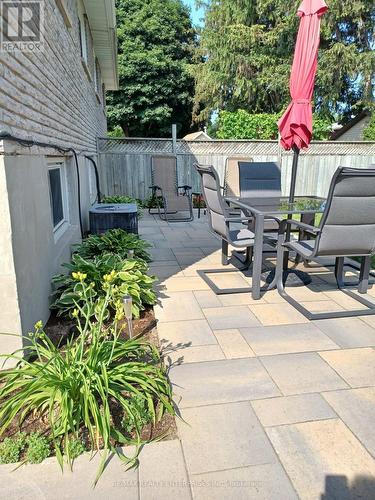 Back deck perfect for outdoor eating and relaxing - 2000 Silverberry Crescent, Mississauga, ON - Outdoor