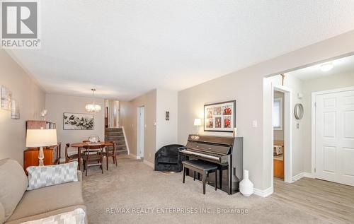 Main area is ideal for entertaining or family time - 2000 Silverberry Crescent, Mississauga, ON - Indoor Photo Showing Living Room