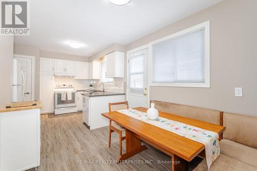 The kitchen and breakfast area provide ample space - 2000 Silverberry Crescent, Mississauga, ON - Indoor