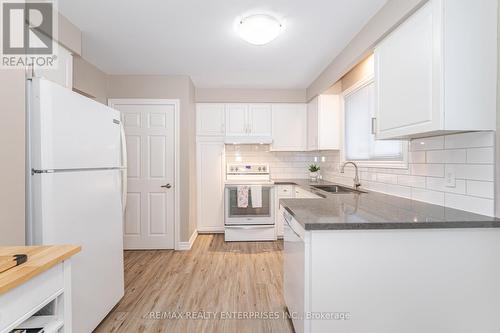 Modern and bright kitchen - 2000 Silverberry Crescent, Mississauga, ON - Indoor Photo Showing Kitchen