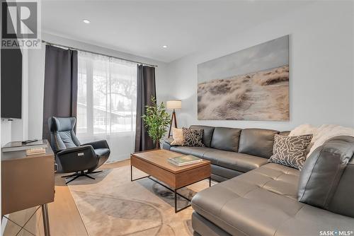 1418 10Th Street E, Saskatoon, SK - Indoor Photo Showing Living Room