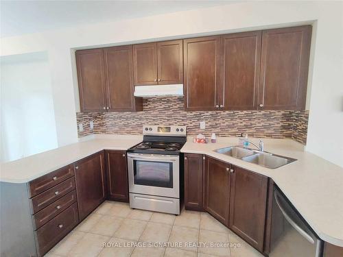 7250 Triumph Lane, Mississauga, ON - Indoor Photo Showing Kitchen With Double Sink With Upgraded Kitchen