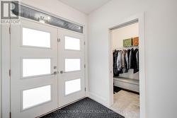 Foyer w Walk in Closet - 