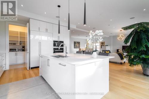 1456 Applewood Road, Mississauga, ON - Indoor Photo Showing Kitchen With Double Sink With Upgraded Kitchen