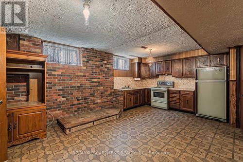 20 Harvard Place, Hamilton, ON - Indoor Photo Showing Kitchen