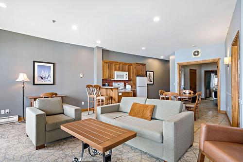 Living room - 127-2396 Rue Labelle, Mont-Tremblant, QC - Indoor Photo Showing Living Room