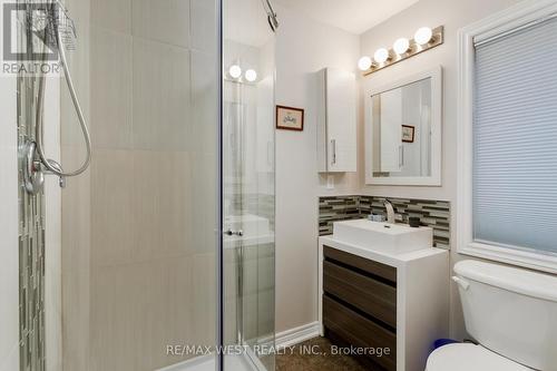 668 Rowley Common, Burlington, ON - Indoor Photo Showing Bathroom