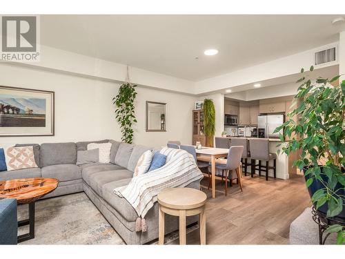 7343 Okanagan Landing Road Unit# 1124, Vernon, BC - Indoor Photo Showing Living Room