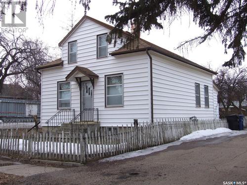 202 1St Street W, Leader, SK - Outdoor