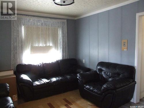 202 1St Street W, Leader, SK - Indoor Photo Showing Living Room