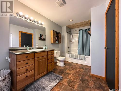 103 1St Street E, Frontier, SK - Indoor Photo Showing Bathroom