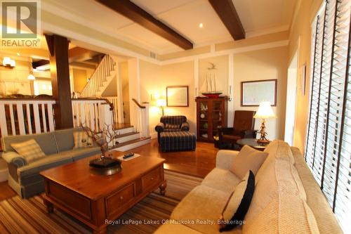 V 14 W 3 - 1020 Birch Glen Road, Lake Of Bays (Mclean), ON - Indoor Photo Showing Living Room