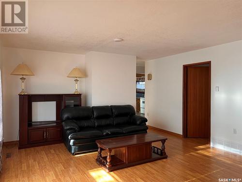 609 B Avenue W, Wynyard, SK - Indoor Photo Showing Living Room