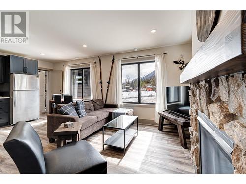 5545 Currie Bowl Way, Fernie, BC - Indoor Photo Showing Living Room