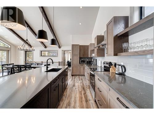 5545 Currie Bowl Way, Fernie, BC - Indoor Photo Showing Kitchen With Upgraded Kitchen