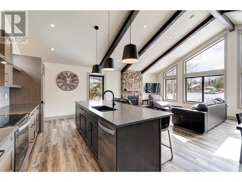 5545 Currie Bowl Way, Fernie, BC - Indoor Photo Showing Kitchen With Upgraded Kitchen