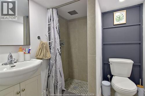 1391 Janette, Windsor, ON - Indoor Photo Showing Bathroom