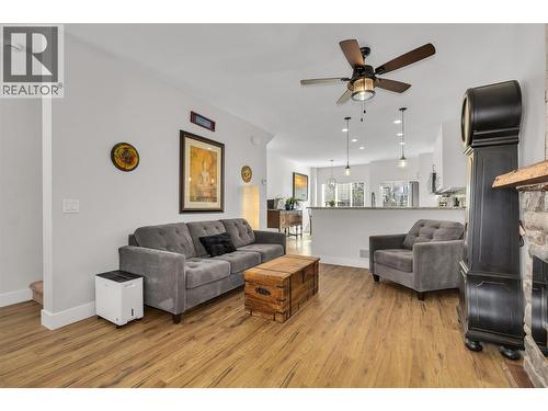 600 Sherwood Road Unit# 55, Kelowna, BC - Indoor Photo Showing Living Room