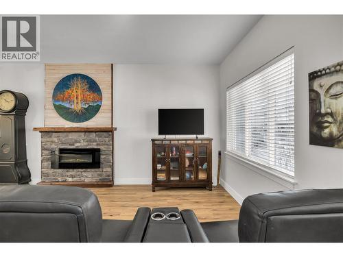 600 Sherwood Road Unit# 55, Kelowna, BC - Indoor Photo Showing Living Room With Fireplace