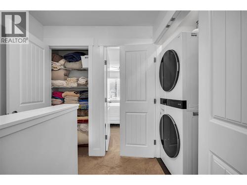 Conveniently located laundry. - 600 Sherwood Road Unit# 55, Kelowna, BC - Indoor Photo Showing Laundry Room