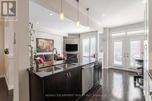 15 Summerberry Way, Hamilton, ON - Indoor Photo Showing Kitchen With Double Sink With Upgraded Kitchen