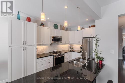 15 Summerberry Way, Hamilton, ON - Indoor Photo Showing Kitchen With Double Sink With Upgraded Kitchen