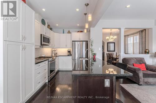 15 Summerberry Way, Hamilton, ON - Indoor Photo Showing Kitchen With Upgraded Kitchen