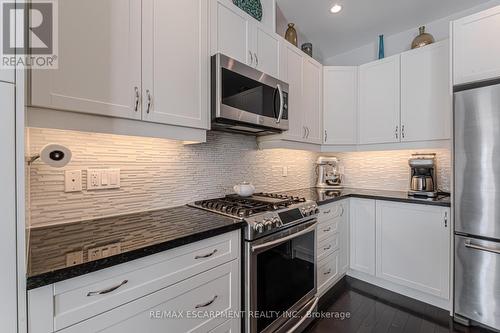 15 Summerberry Way, Hamilton, ON - Indoor Photo Showing Kitchen With Upgraded Kitchen