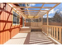 Staggered deck, great for entertaining - 