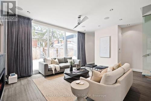 458 Tweedsmuir Avenue, Ottawa, ON - Indoor Photo Showing Living Room