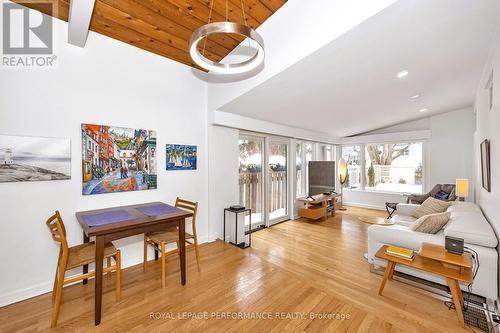 692 Highland Avenue, Ottawa, ON - Indoor Photo Showing Living Room