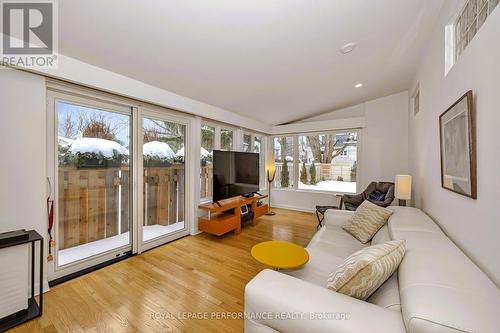 692 Highland Avenue, Ottawa, ON - Indoor Photo Showing Living Room