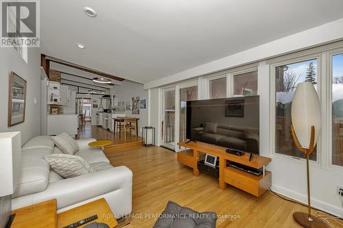 692 Highland Avenue, Ottawa, ON - Indoor Photo Showing Living Room