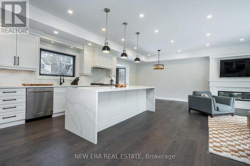 1481 Chasehurst Drive, Mississauga, ON - Indoor Photo Showing Kitchen With Upgraded Kitchen