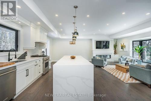 1481 Chasehurst Drive, Mississauga, ON - Indoor Photo Showing Kitchen With Upgraded Kitchen