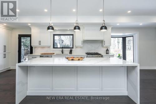 1481 Chasehurst Drive, Mississauga, ON - Indoor Photo Showing Kitchen With Upgraded Kitchen