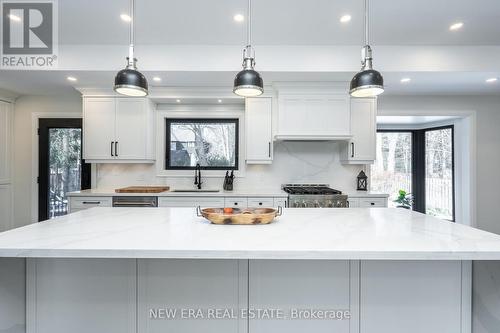 1481 Chasehurst Drive, Mississauga, ON - Indoor Photo Showing Kitchen With Upgraded Kitchen