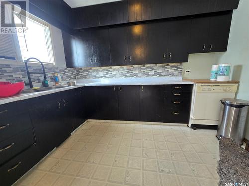 33 4Th Avenue E, Central Butte, SK - Indoor Photo Showing Kitchen