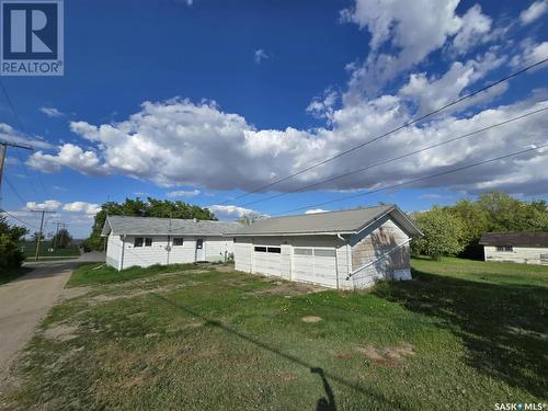 33 4Th Avenue E, Central Butte, SK - Outdoor