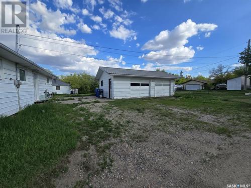 33 4Th Avenue E, Central Butte, SK - Outdoor