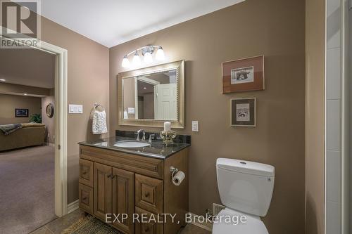 22 Glenridge Crescent, London, ON - Indoor Photo Showing Bathroom