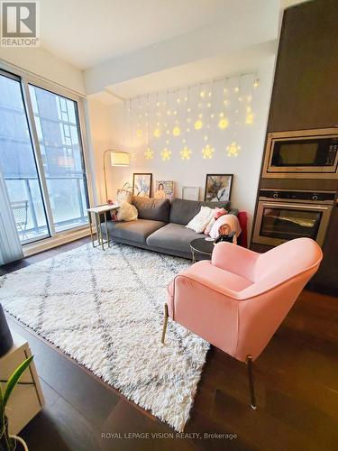 4307 - 115 Blue Jays Way, Toronto, ON - Indoor Photo Showing Living Room