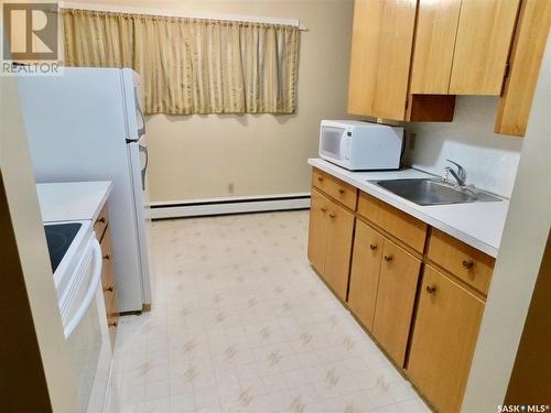 301 - 309 3Rd Avenue W, Assiniboia, SK - Indoor Photo Showing Kitchen