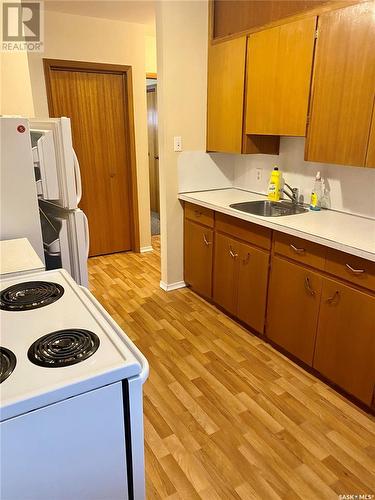301 - 309 3Rd Avenue W, Assiniboia, SK - Indoor Photo Showing Kitchen