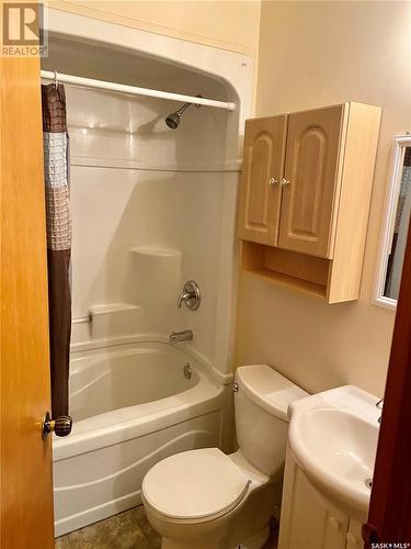 301 - 309 3Rd Avenue W, Assiniboia, SK - Indoor Photo Showing Bathroom