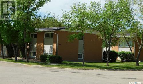 301 - 309 3Rd Avenue W, Assiniboia, SK - Outdoor