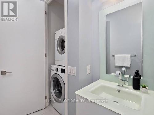 605 - 111 St Clair Avenue W, Toronto, ON - Indoor Photo Showing Laundry Room